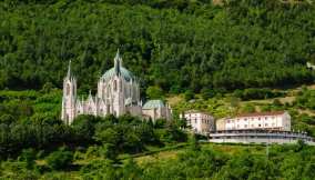 Le chiese immerse nella natura più belle da visitare in primavera
