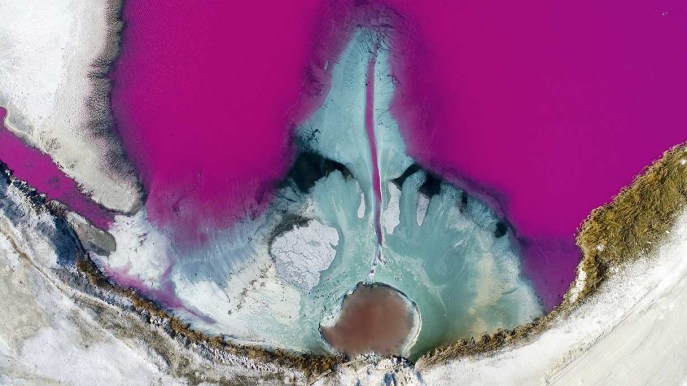 Il lago che sembra un dipinto cambia colore. Ed è sempre più bello