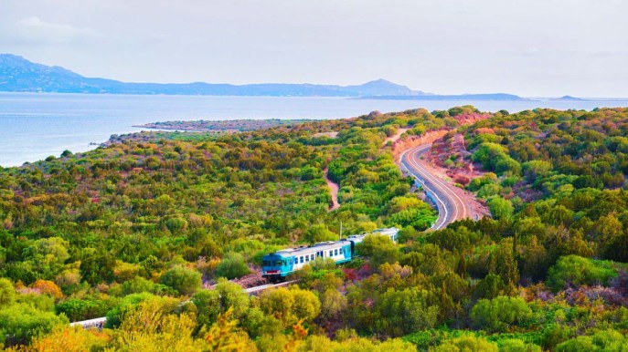 Esplorare l’anima selvaggia della Sardegna a bordo di un treno