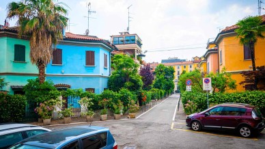 La strada arcobaleno italiana che sfida i quartieri colorati del mondo