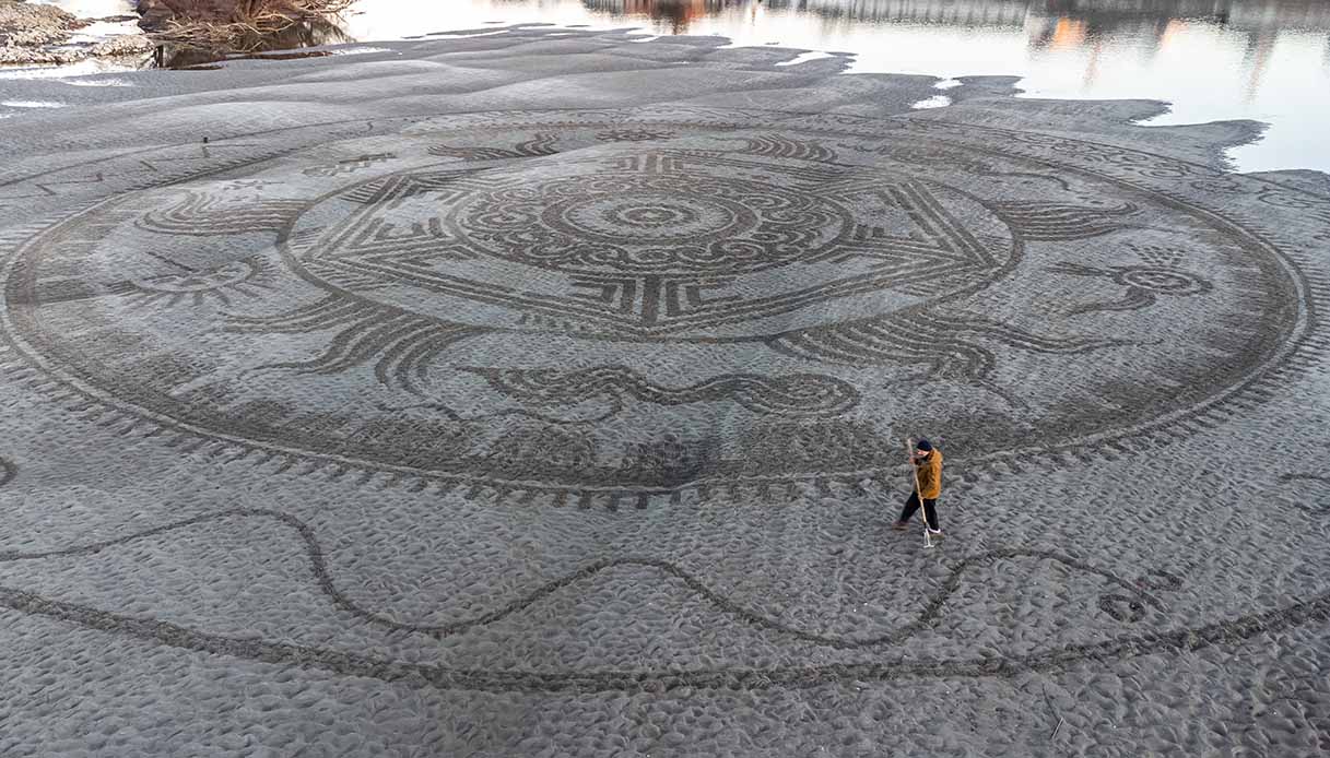 ikola Faller disegna spettacolari geometrie sulla spiaggia del fiume Drava