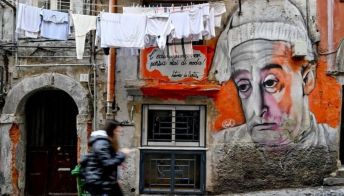 I muri dei vicoli di Napoli celebrano l’eternità di Totò
