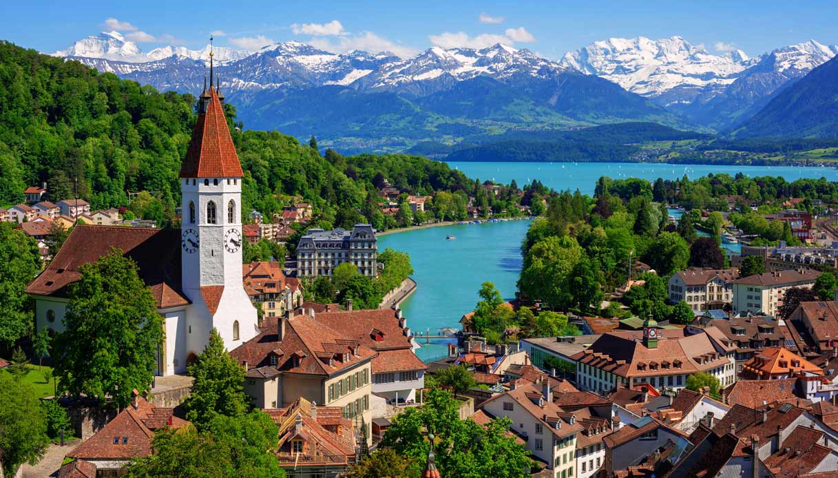 Parte il treno panoramico svizzero che porta al pittoresco Lago di Thun