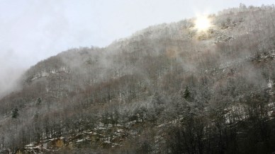 Esiste un paese buio dove il sole sorge con uno specchio. E si trova in Italia