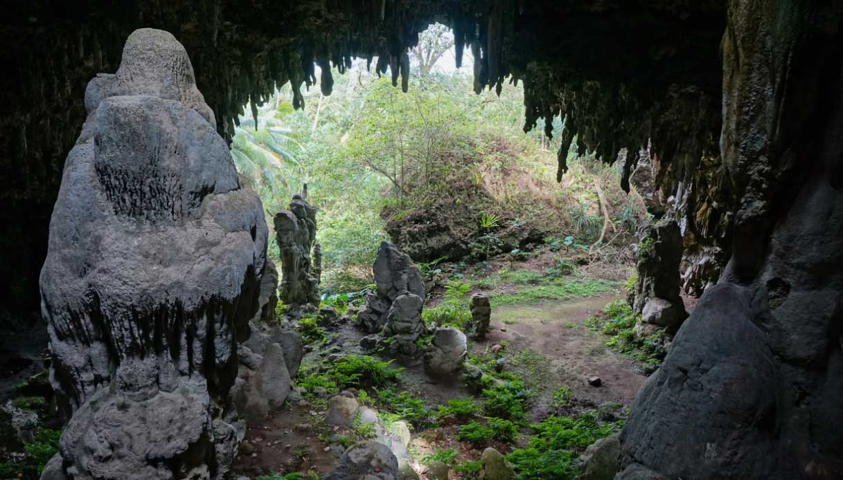 stalattite della caverna e stalagmite Rurutu