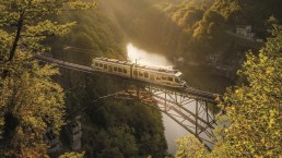 Il treno panoramico che attraversa i laghetti della Svizzera