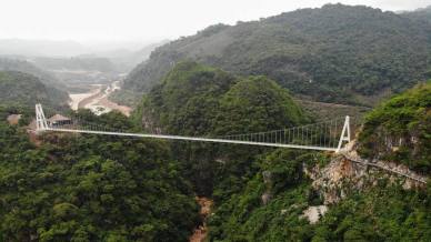 È appena stato inaugurato un altissimo ponte di vetro