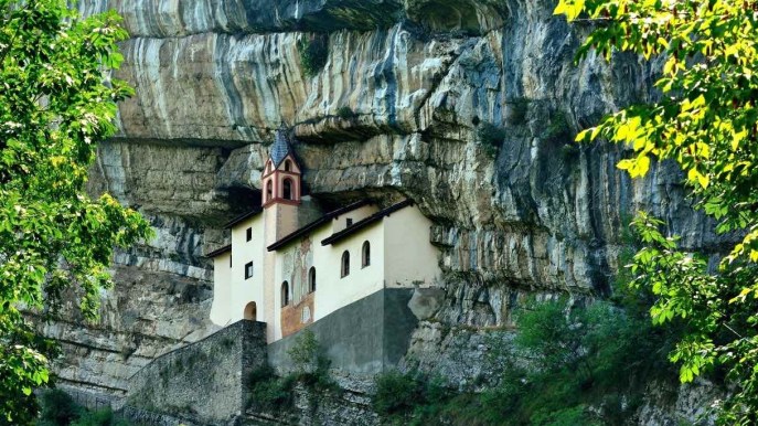 In Italia c’è un eremo costruito nella roccia ed è spettacolare