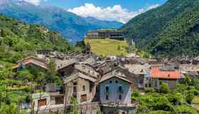 Il borgo italiano dominato da una fortezza fiabesca
