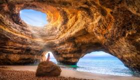 Su questa spiaggia si trova il lucernario naturale più bello del mondo