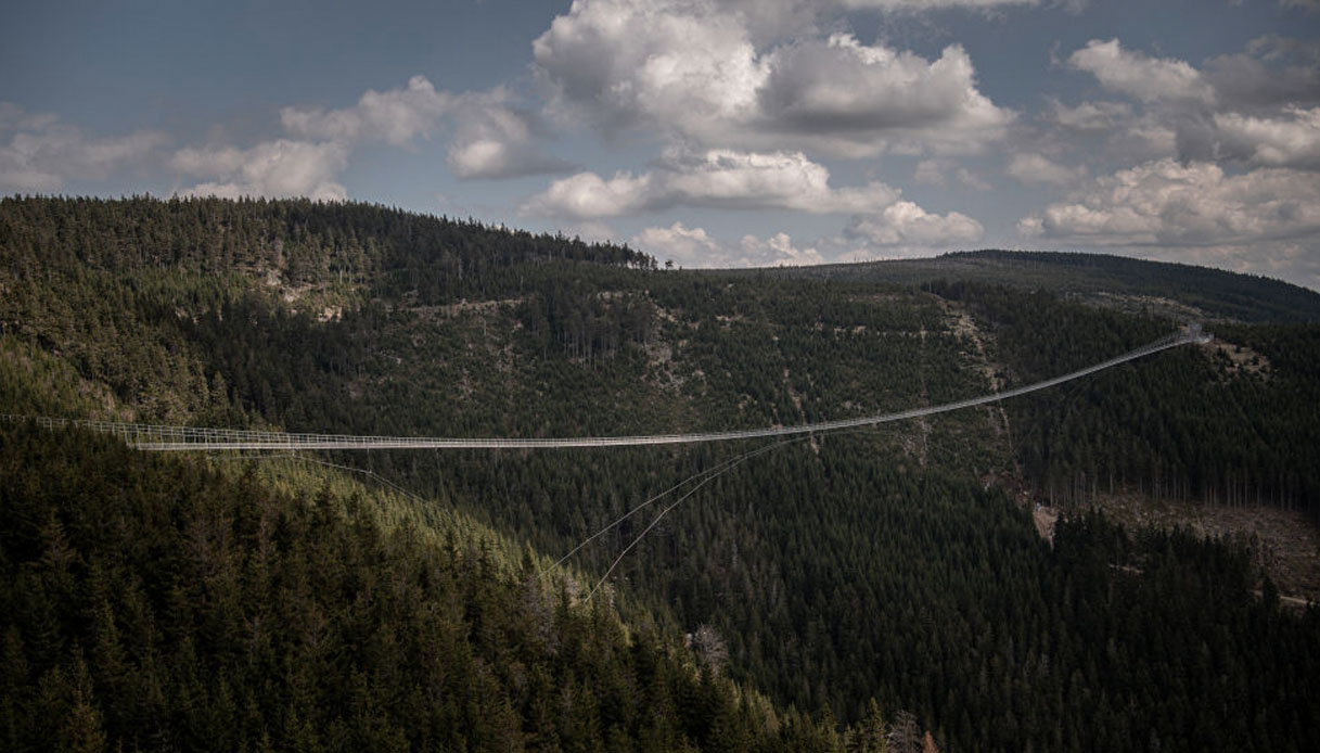 É a ponte suspensa mais longa do mundo na República Tcheca.