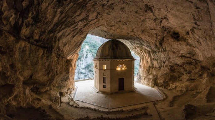 In Italia esiste un tempio incastonato nella roccia: è bellissimo