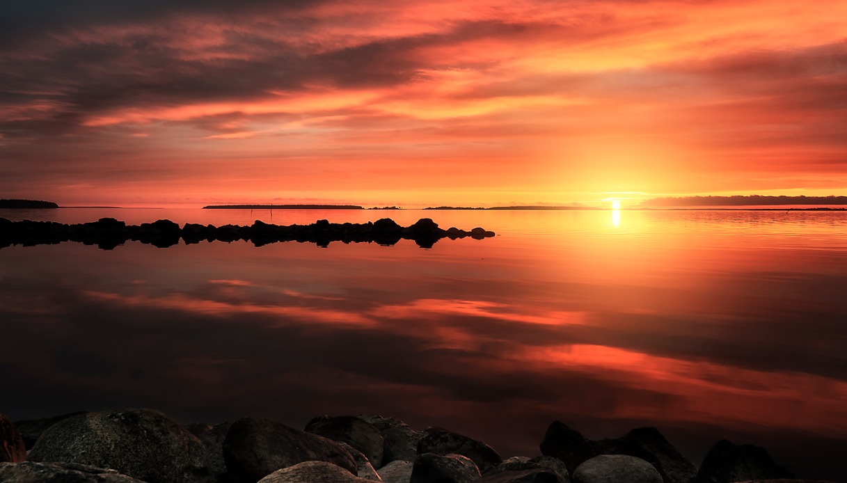 Il sole di mezzanotte sta arrivando la Finlandia non è mai stata così