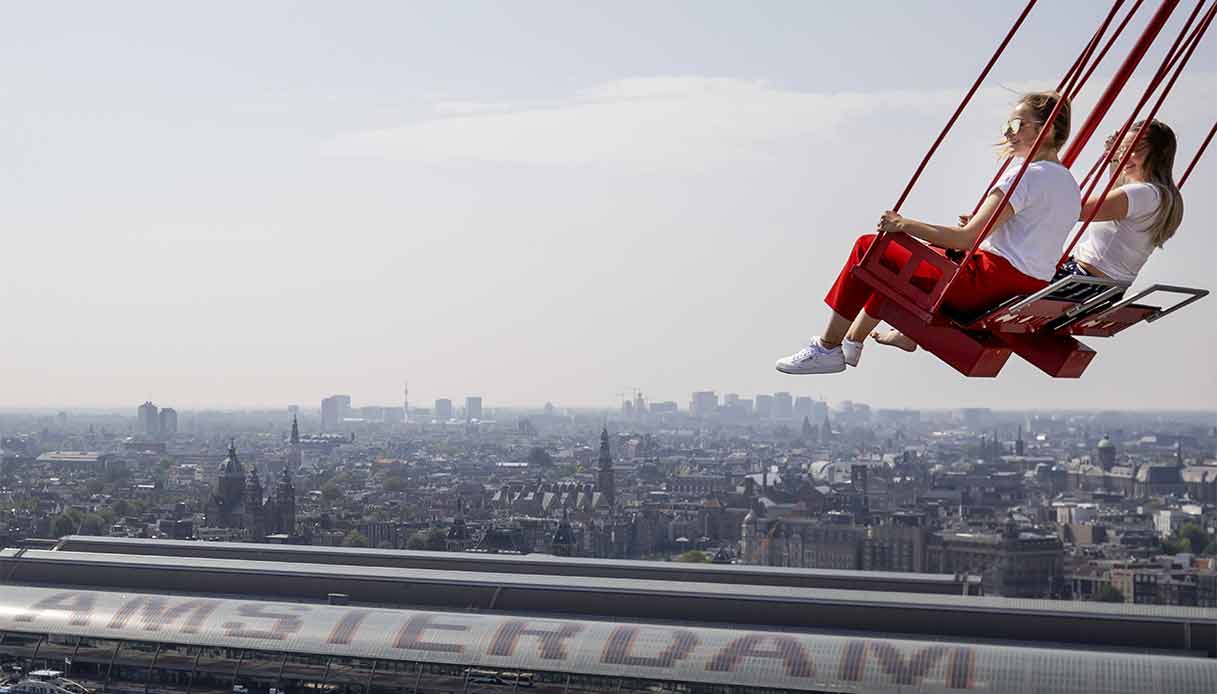 Dondolare sui tetti di Amsterdam sull’altalena più alta d’Europa