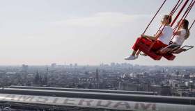 Dondolare sui tetti di Amsterdam sull’altalena più alta d’Europa