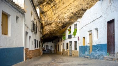 Andalusia, nel ventre di una roccia esiste un villaggio spettacolare