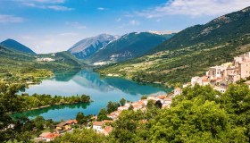 Un tuffo nei laghi più belli: dove andare durante l’estate italiana