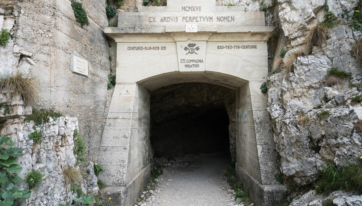 La suggestiva Strada delle 52 gallerie, testimonianza della Prima Guerra Mondiale sul Monte Pasubio