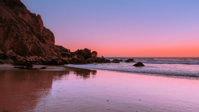 La spiaggia colorata col tramonto più bello di sempre