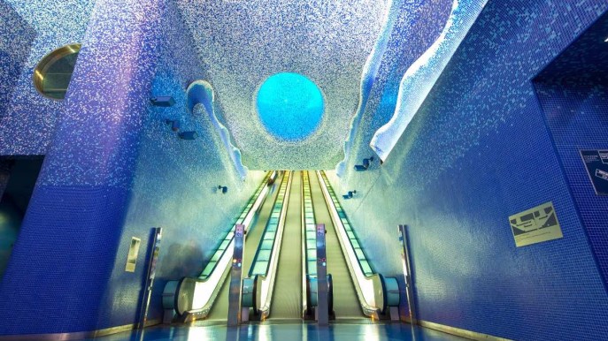 La metropolitana più bella del mondo è una discesa negli abissi marini