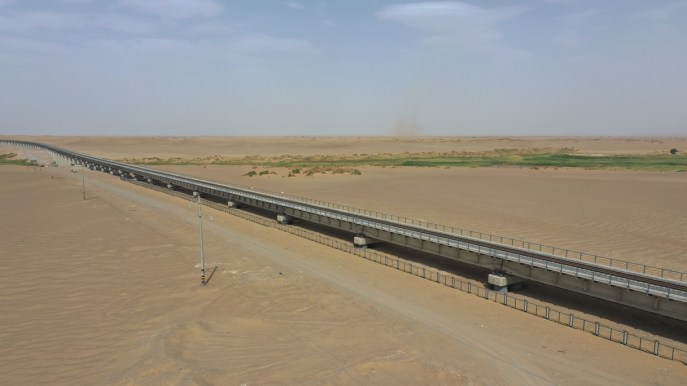 È stata aperta un’incredibile rotta ferroviaria nel deserto