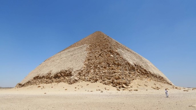 In Egitto esiste una piramide “piegata”: ecco spiegato il mistero