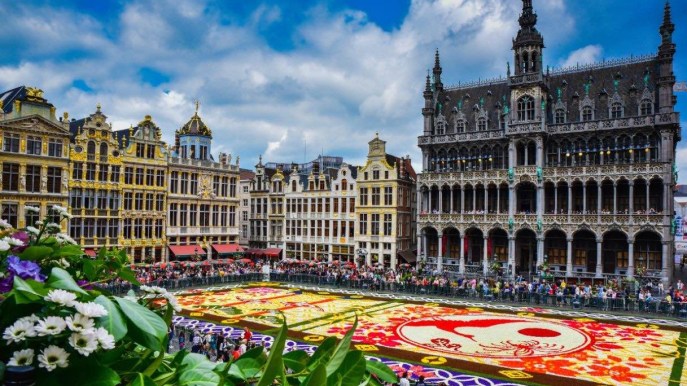 Migliaia di fiori invadono la piazza: Bruxelles si tinge di magia