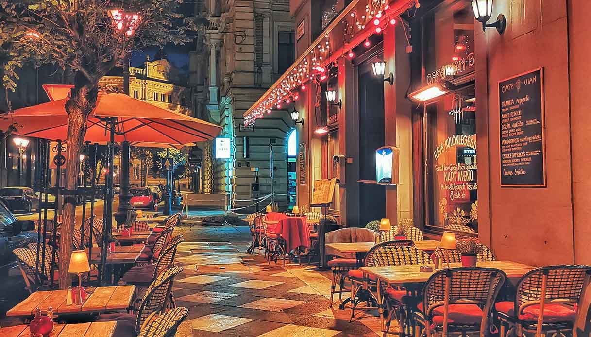 Un caffè di Budapest con tavoli all'aperto