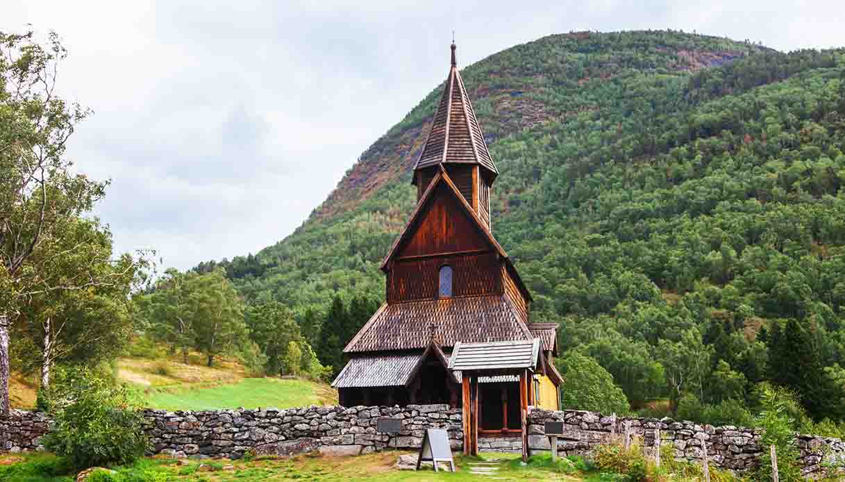 Foto all'esterno della chiesa di Urnes Stave, in Norvegia