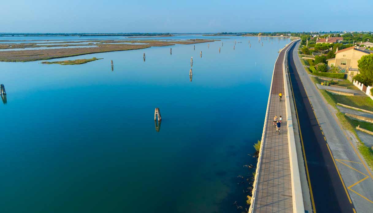 Pista ciclabile con vista sulla splendida laguna di Venezia