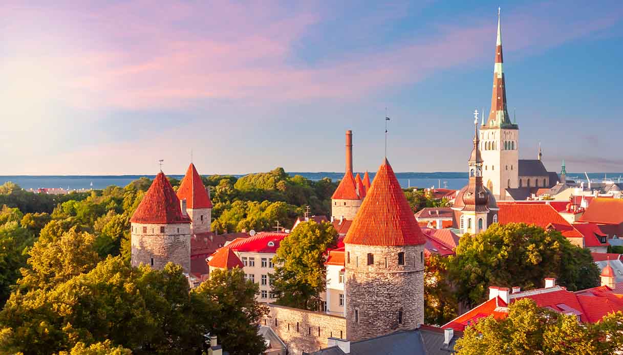 Una panoramica di Tallin, città in Estonia gettonata dai nomadi digitali