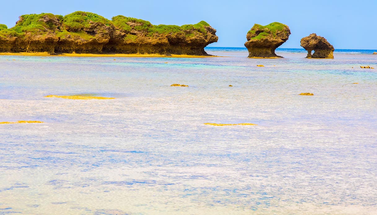 Uno scorcio della spiaggia di Hoshizuna-no-Hama a Okinawa, con la sua sabbia stellare
