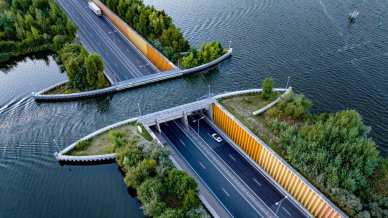 Lo spettacolare ponte al contrario con il passaggio “sommerso”