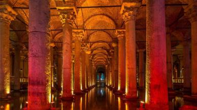 Il palazzo inghiottito nel cuore di Istanbul è straordinario