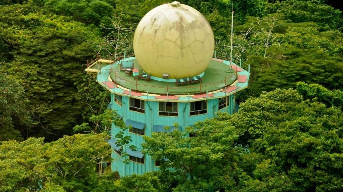 Puoi dormire in una torre nel cuore della foresta pluviale
