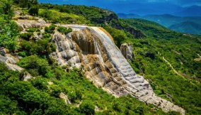 Stupirsi davanti alla cascata pietrificata di Hierve el Agua