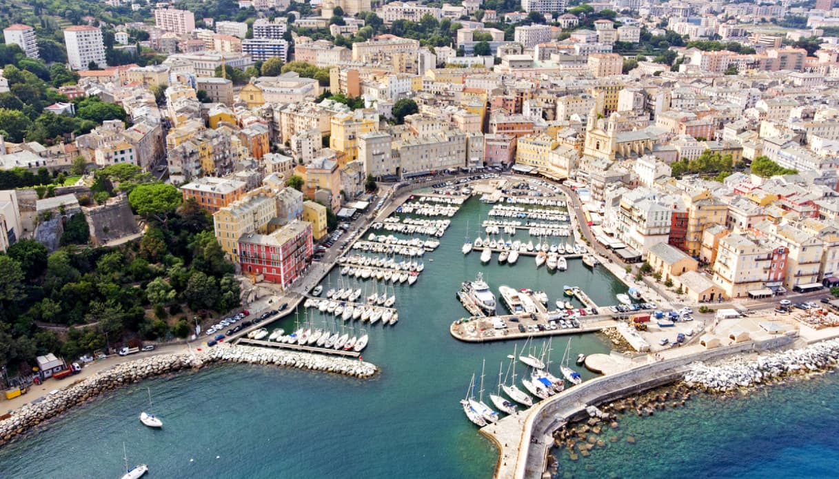 Veduta dall'alto del porto di Bastia