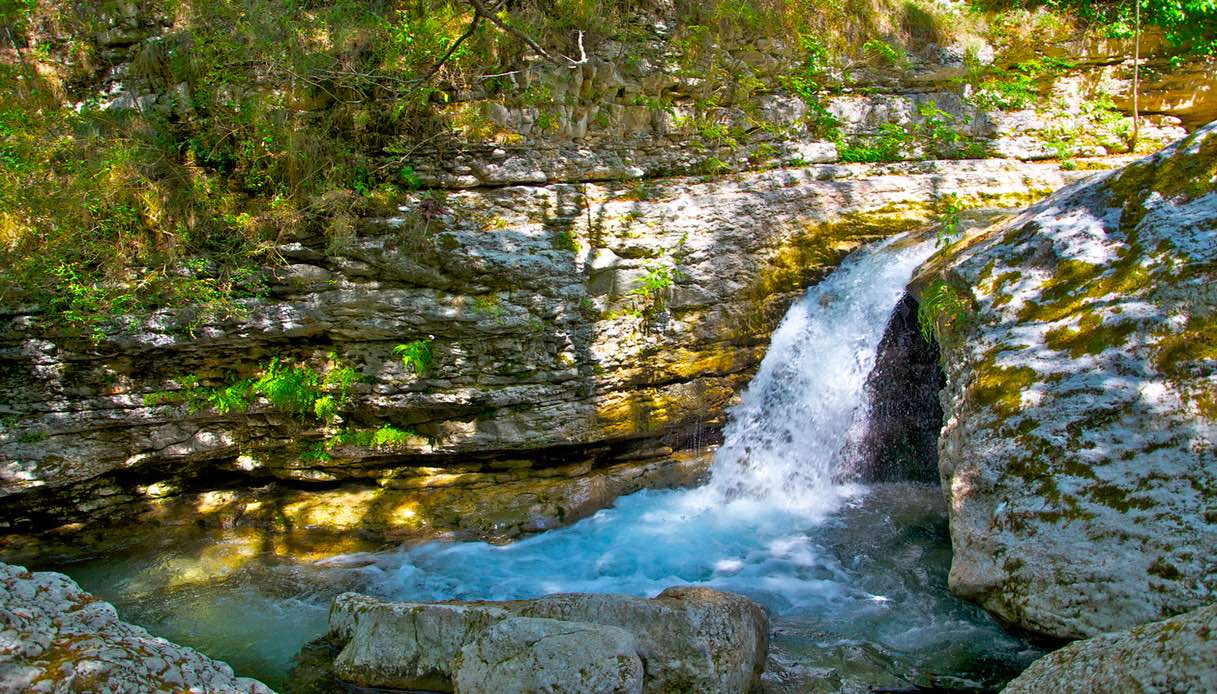 Splendida cascata nella Valle dell'Orfento