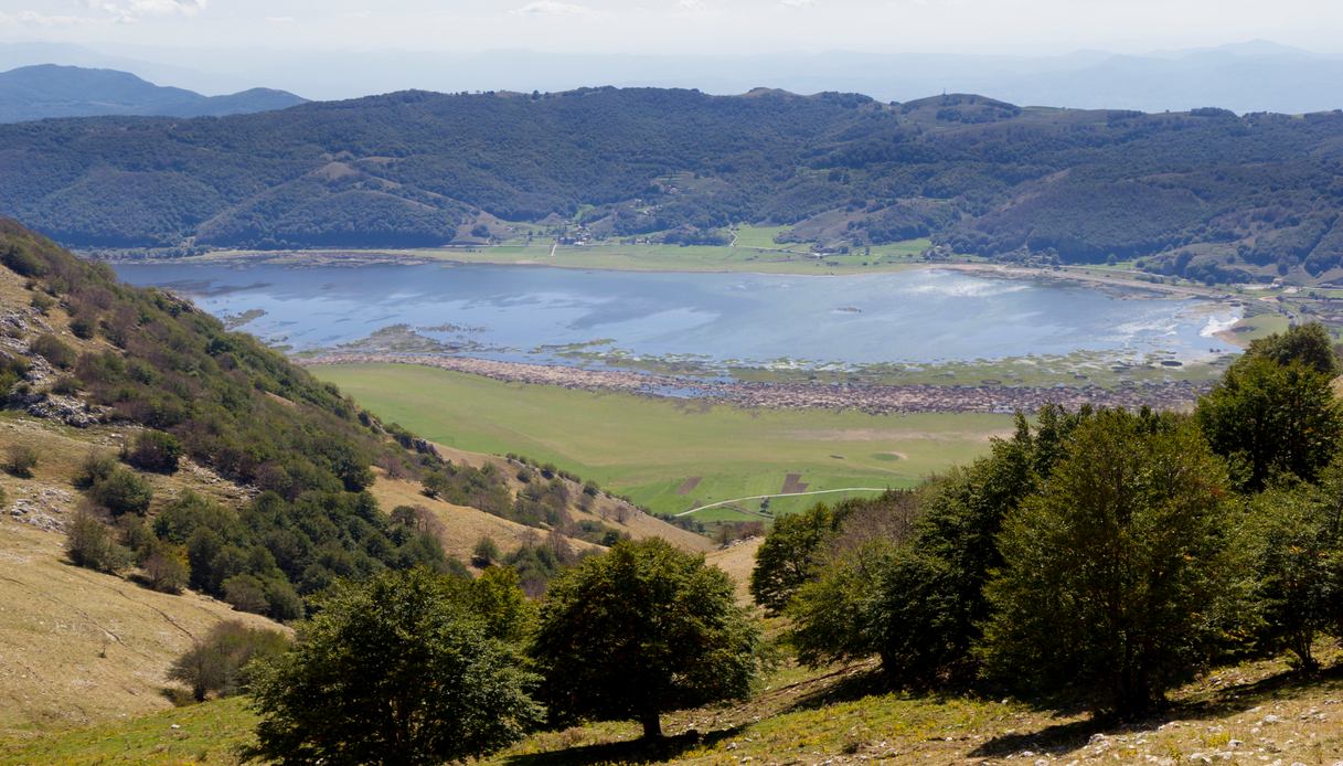 Il lago del Matese, specchio azzurro nell’entroterra campano