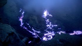 In Indonesia esiste un vulcano magico dalla lava blu