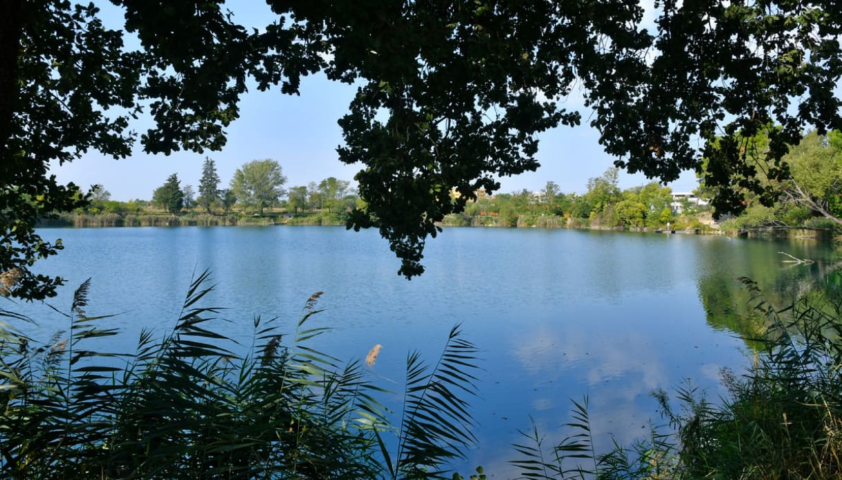 Lago di Telse: vicino al paese con lo stabilimento termale