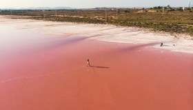 La spa naturale più bella d’Europa è una laguna dall’acqua rosa