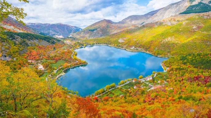 Anche l’Italia ha il suo lago a forma di cuore: è bellissimo