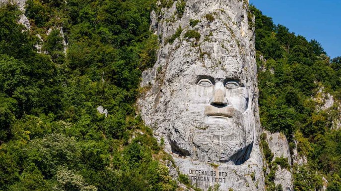 Affacciata sul fiume c’è la scultura nella roccia più grande d’Europa