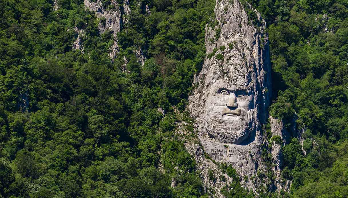 La più grande scultura rocciosa d'Europa: è la Statua del Decebalo, affacciata sul Danubio in Romania