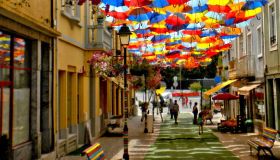 Sono colorate, affascinanti e super instagrammabili: le strade con gli ombrelli