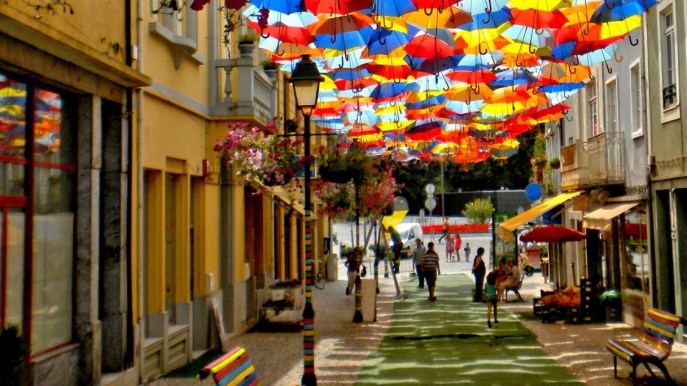 Sono colorate, affascinanti e super instagrammabili: le strade con gli ombrelli