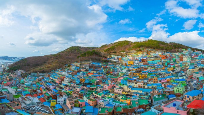 Il villaggio più colorato del mondo è una galleria a cielo aperto