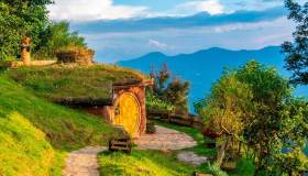 In mezzo alla natura c’è una casa: è quella degli hobbit, e puoi dormirci
