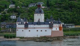 Esiste un castello che sorge su un’isola nel bel mezzo del fiume Reno